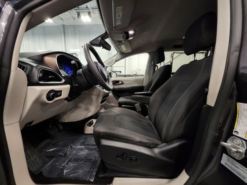 Used 2017 Chrysler Pacifica Touring w/ Tire & Wheel Group image 19