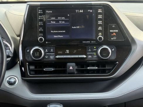 Used 2022 Toyota Highlander XLE FWD image 16