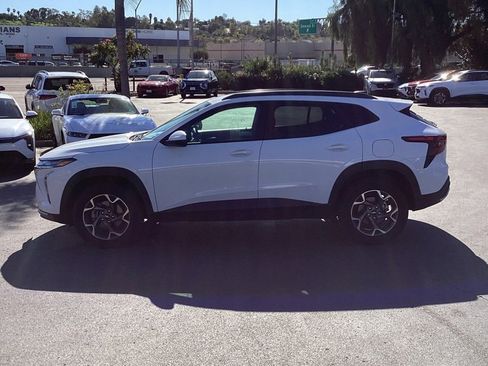 Used 2025 Chevrolet Trax LT w/ LT Convenience Package image 6