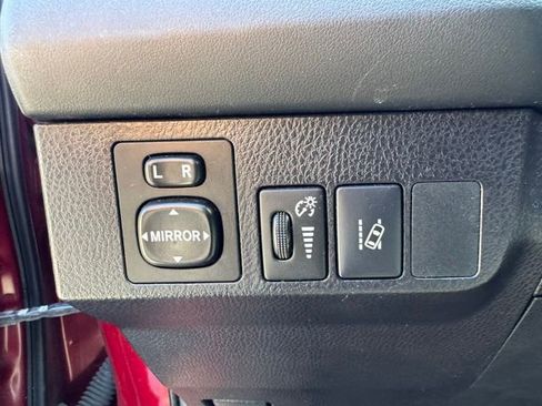 Used 2018 Toyota RAV4 LE FWD image 21