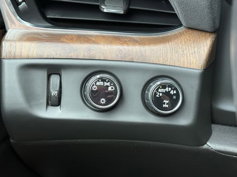 Used 2018 Cadillac Escalade Luxury image 30