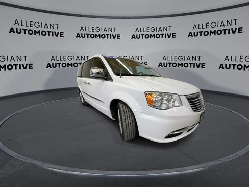 Used 2014 Chrysler Town & Country Limited w/ Luxury Group FWD image 4