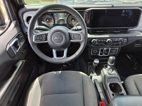 Used 2025 Jeep Wrangler Unlimited Sahara AWD/4WD image 12