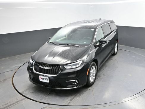 Used 2024 Chrysler Pacifica Touring-L FWD image 25