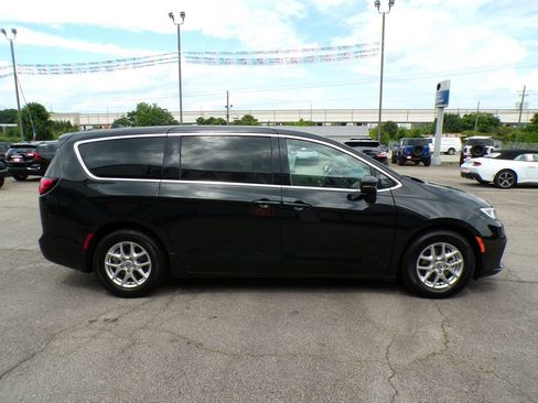 Used 2023 Chrysler Pacifica Touring-L FWD image 8
