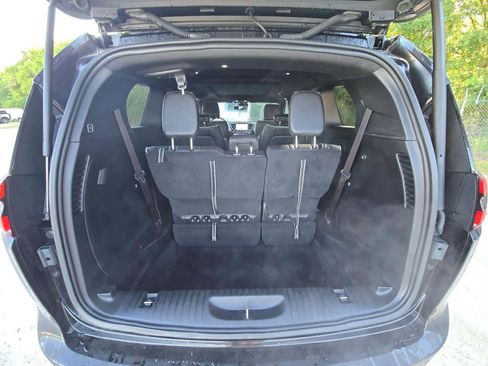 Used 2026 Chrysler Pacifica Limited FWD image 7