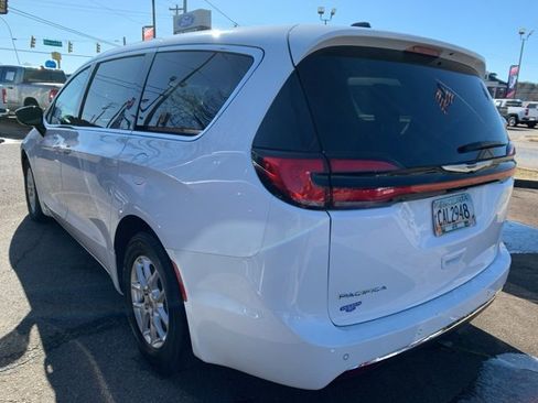 Used 2024 Chrysler Pacifica Touring-L image 2