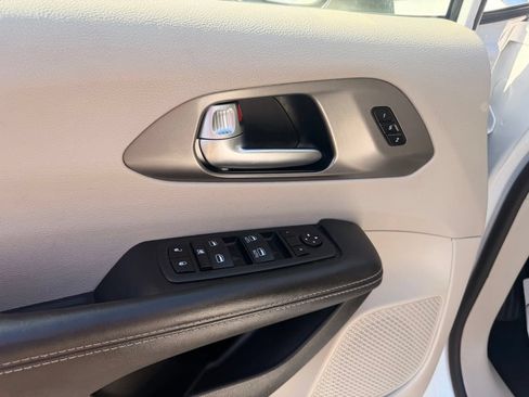 Used 2023 Chrysler Pacifica Touring-L FWD image 30