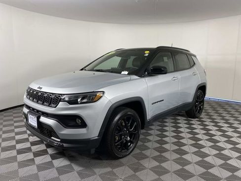 Used 2024 Jeep Compass Latitude w/ Sun and Sound Group AWD/4WD image 4