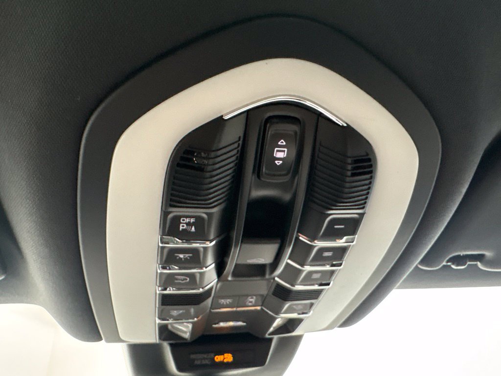 Certified 2026 Porsche Macan AWD/4WD image 35