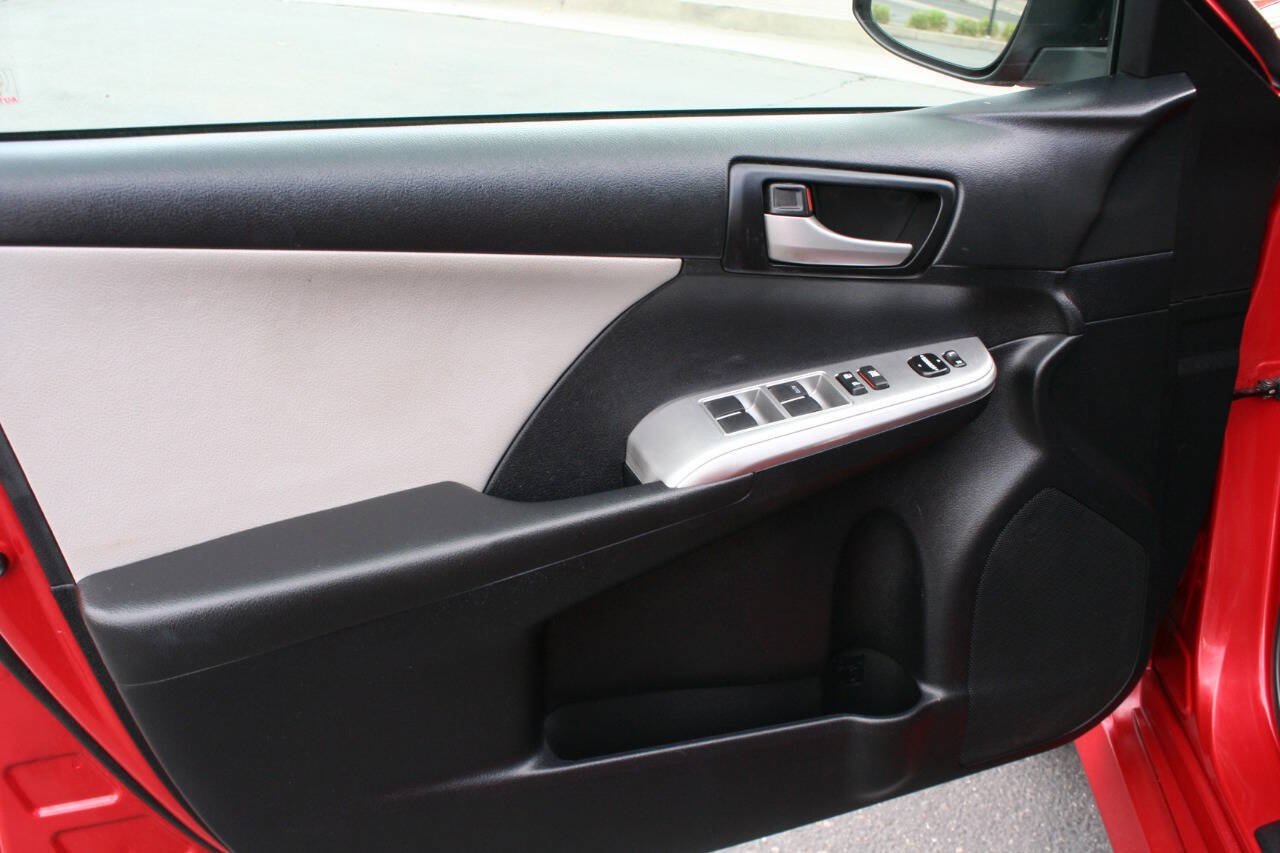 Used 2012 Toyota Camry SE w/ Leather Pkg FWD image 14
