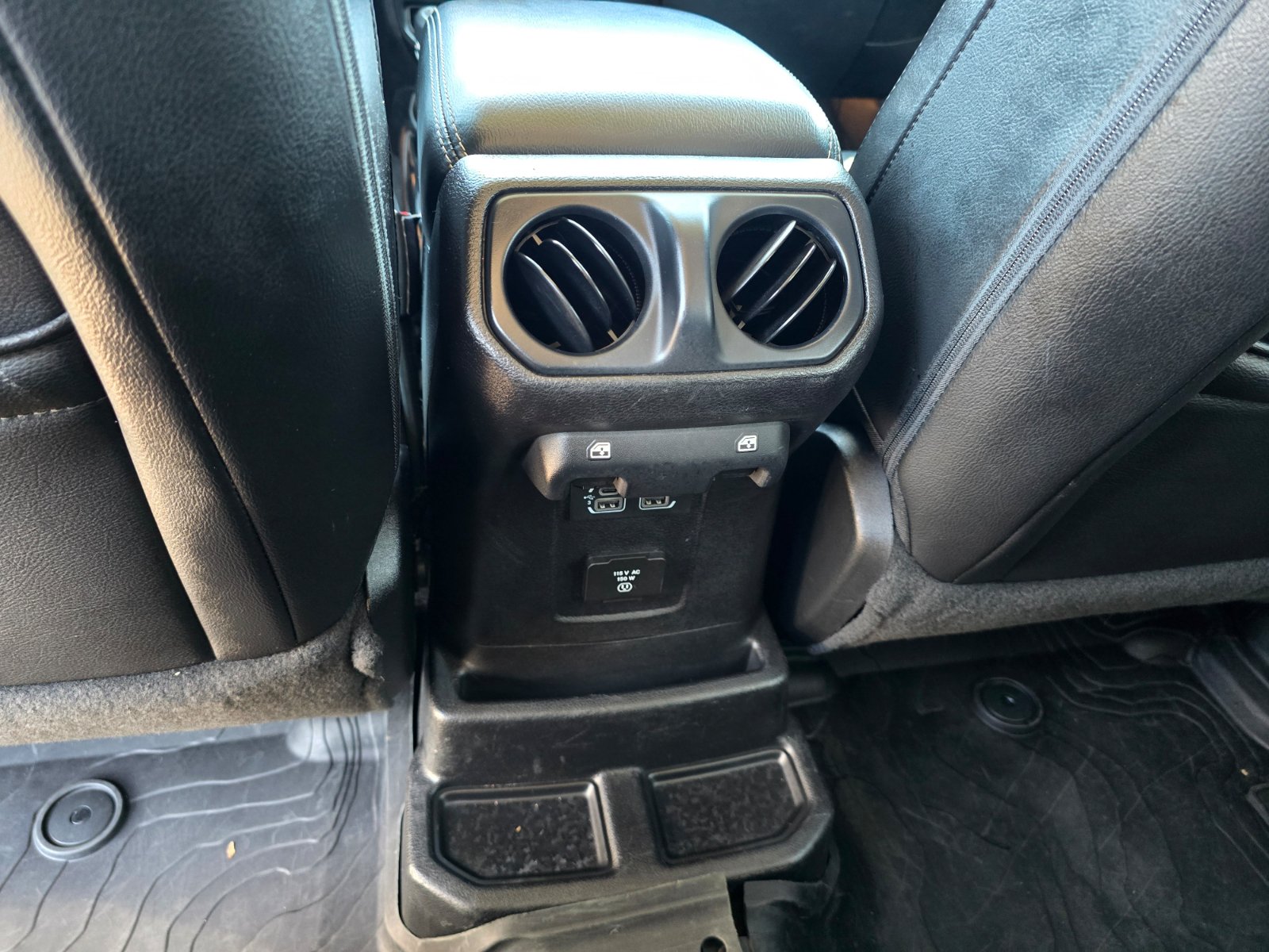 Used 2018 Jeep Wrangler Unlimited Sahara w/ LED Lighting Group AWD/4WD image 25