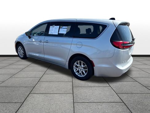 Used 2024 Chrysler Pacifica Touring-L FWD image 3