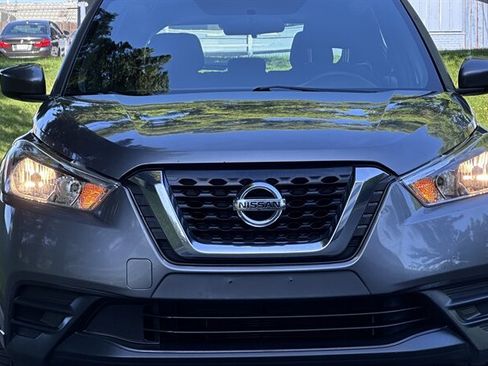 Used 2018 Nissan Kicks SV FWD image 3