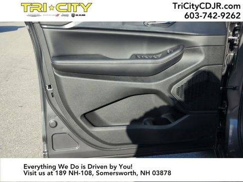 New 2025 Jeep Grand Cherokee Altitude image 10