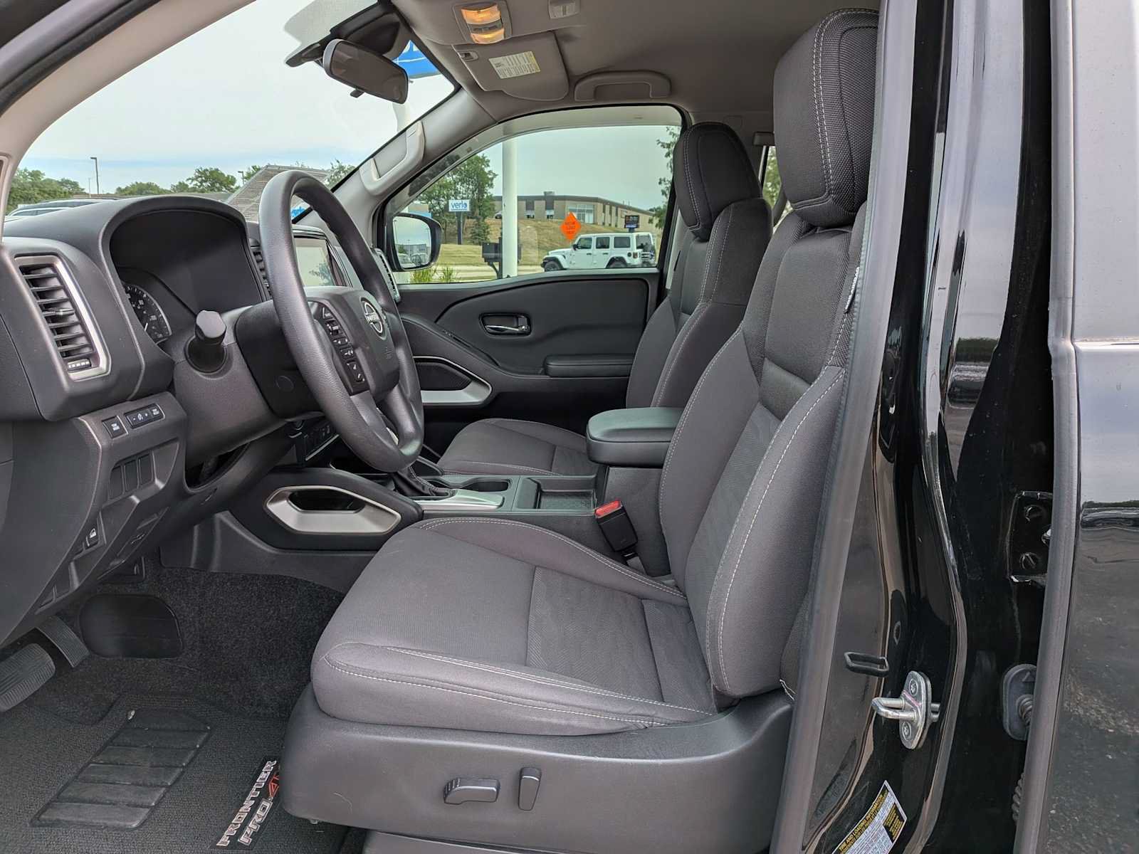 Used 2022 Nissan Frontier SV AWD/4WD image 14
