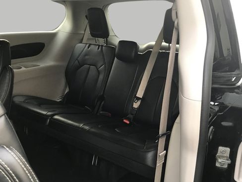 Used 2024 Chrysler Pacifica Touring-L image 21