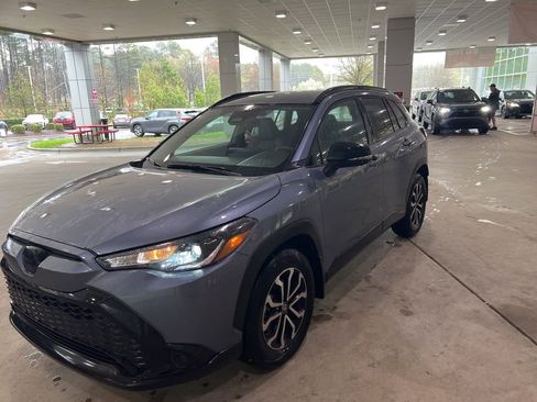 Used 2025 Toyota Corolla Cross SE image 2