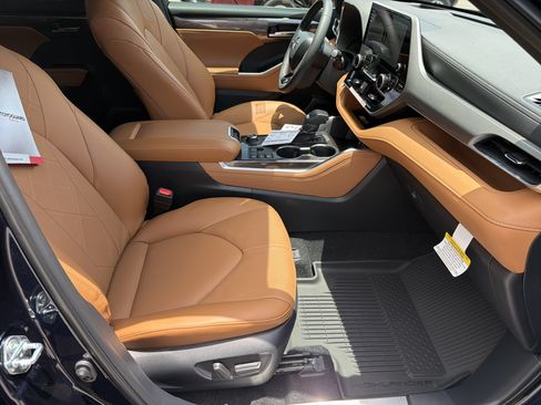 New 2026 Toyota Highlander Platinum AWD/4WD image 13
