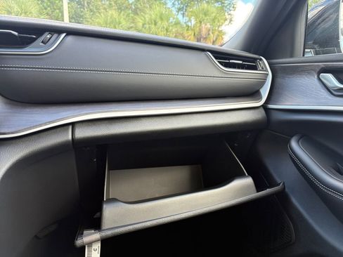 New 2025 Jeep Grand Cherokee Limited w/ Luxury Tech Group II image 10