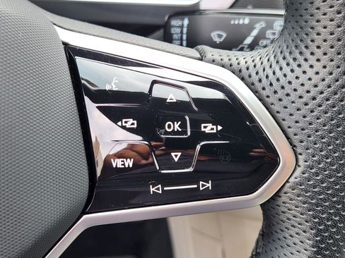 Certified 2023 Volkswagen Tiguan SE R-Line FWD image 24