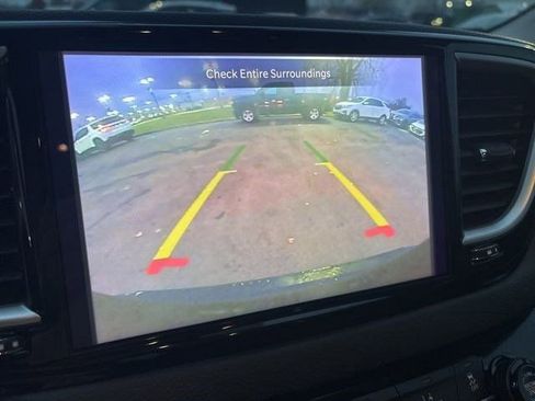 Used 2023 Chrysler Pacifica Touring-L image 22