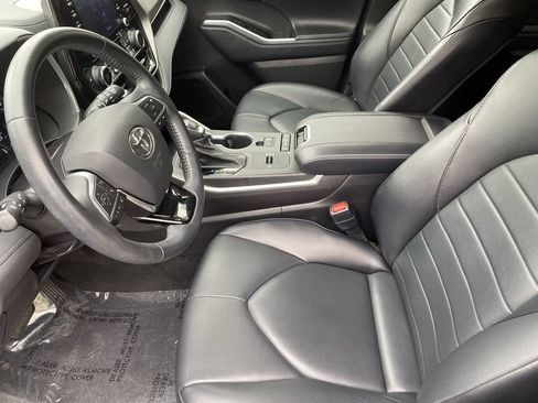Used 2021 Toyota Highlander XLE FWD image 23