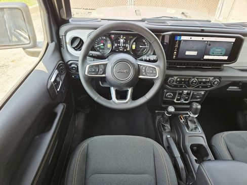 Used 2025 Jeep Wrangler Unlimited Sahara AWD/4WD image 10