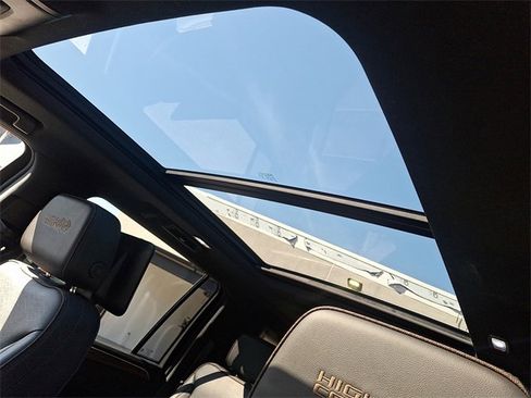 Used 2023 Chevrolet Suburban High Country image 17