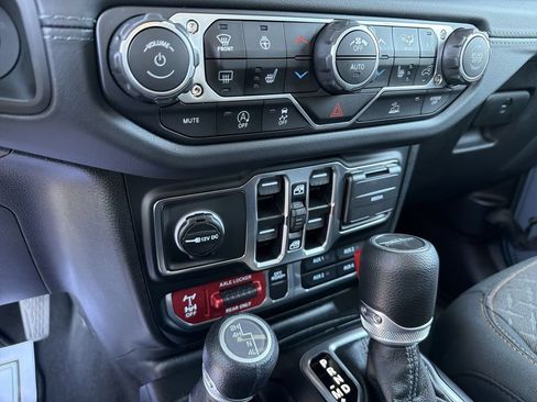 Used 2025 Jeep Gladiator Mojave w/ Convenience Group AWD/4WD image 19