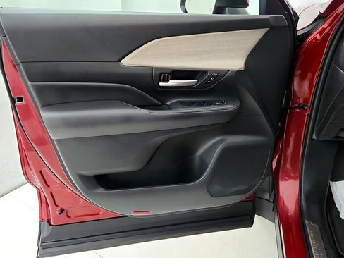 Certified 2025 Toyota Grand Highlander AWD image 23