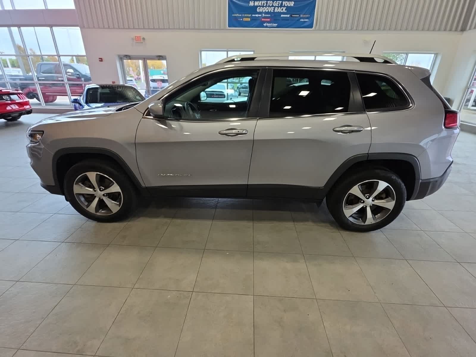 Used 2021 Jeep Cherokee Limited w/ Trailer Tow Group AWD/4WD image 12
