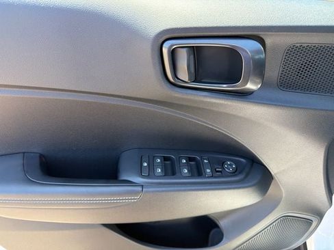 Used 2025 Hyundai Venue Limited FWD image 8