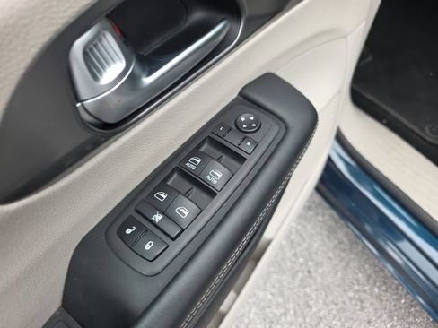 Used 2024 Chrysler Pacifica Limited FWD image 19