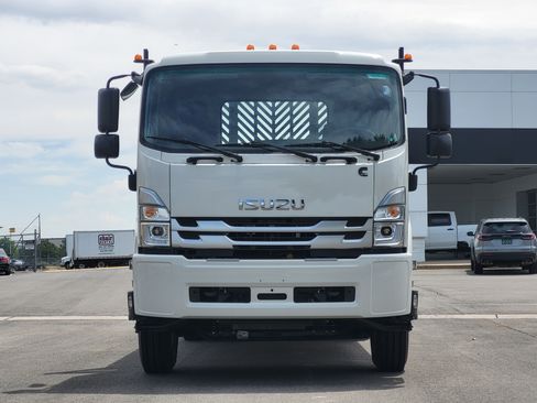 New 2026 Isuzu FTR RWD image 2