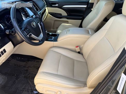 Used 2019 Toyota Highlander XLE FWD image 13