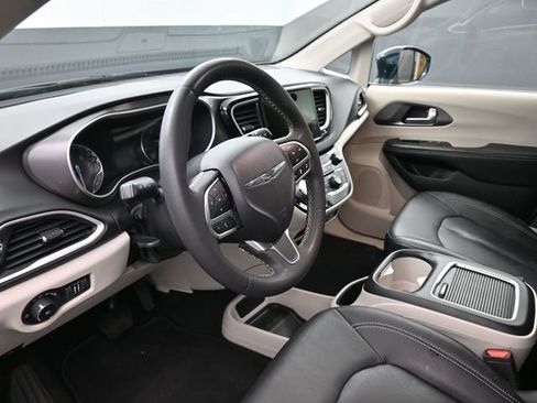 Used 2022 Chrysler Pacifica Touring-L image 19
