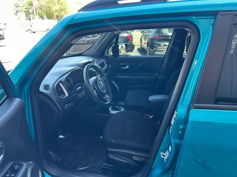 Used 2022 Jeep Renegade Latitude AWD/4WD image 3