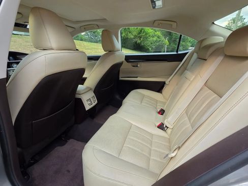 Used 2016 Lexus ES 350 w/ Luxury Package w/Wood Trim FWD image 12
