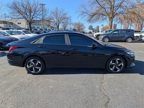 Used 2023 Hyundai Elantra SEL w/ Convenience Package image 3