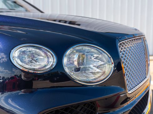 Used 2021 Bentley Bentayga AWD/4WD image 17