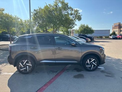 Used 2025 Nissan Kicks SV w/ Interior Electronics Package FWD image 4