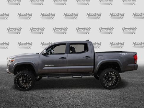 Used 2017 Toyota Tacoma TRD Sport image 6