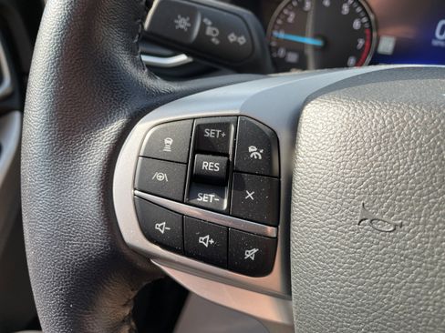 Used 2022 Ford Explorer XLT w/ Equipment Group 202A AWD/4WD image 18