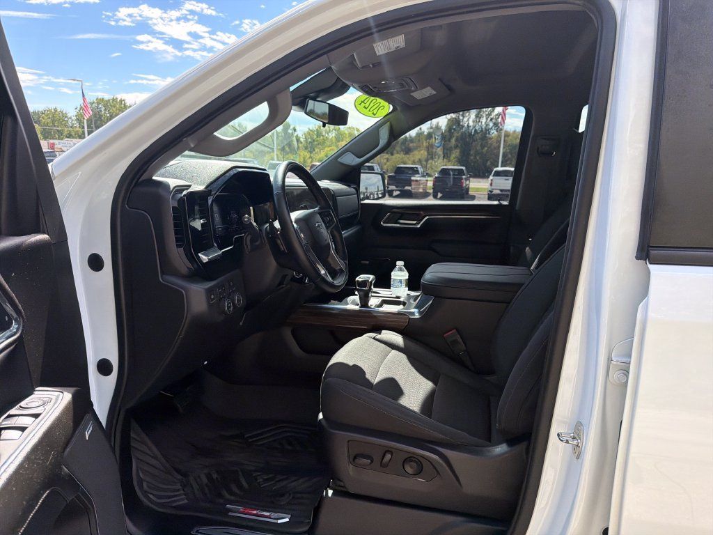 Used 2024 Chevrolet Silverado 1500 LT Trail Boss w/ Convenience Package II AWD/4WD image 12