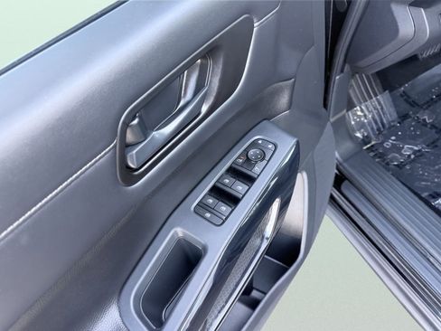 Used 2025 Nissan Pathfinder S image 19