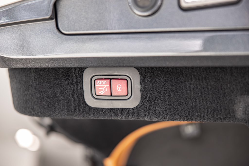 Used 2021 Aston Martin DBX AWD/4WD image 16