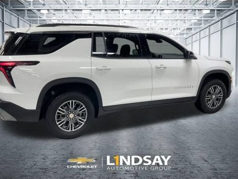 Used 2025 Chevrolet Traverse LT AWD/4WD image 2