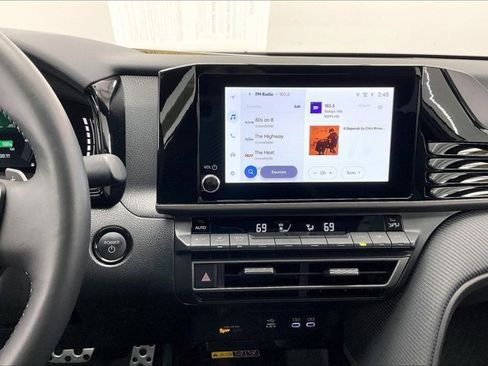 Used 2025 Toyota Camry SE image 5