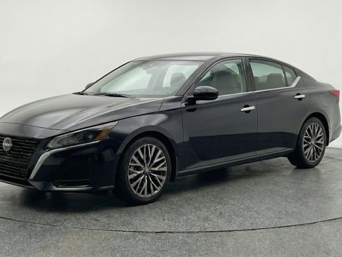 Used 2025 Nissan Altima 2.5 SV FWD image 3